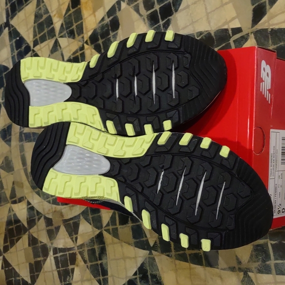 New Balance 410 V 7 Trail/Running Shoe Size 9.5 wide..New in Box - Picture 2 of 8